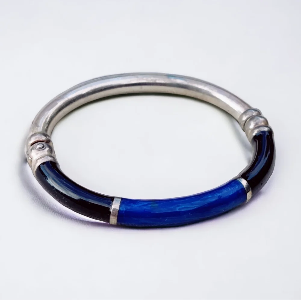 Sterling Silver, Onyx, Lapis bangle bracelet, striking! Thailand